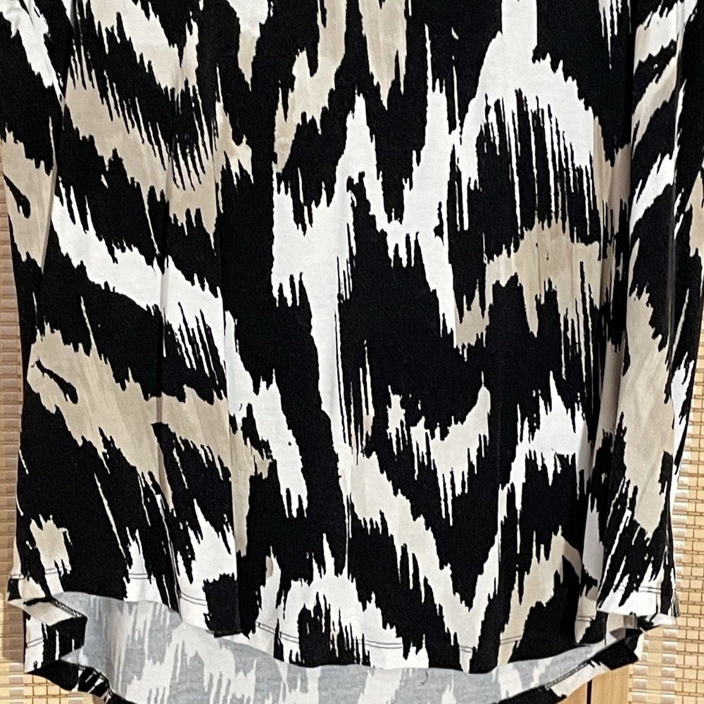JM Collection Black and White Cold Shoulder Tunic - Picture 5 of 12